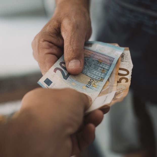 ¿Puede cobrarte el banco por darte el dinero de una herencia?