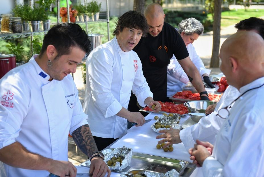 EuropaPress 5992664 chefs carlos maldonado 1i jordi cruz 2i menu solidario organizado EuropaPress 5992664 chefs carlos maldonado 1i jordi cruz 2i menu solidario organizado