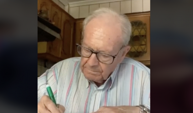 Un joven le pide una palabra a su abuelo y se la tatúa para sorprenderle