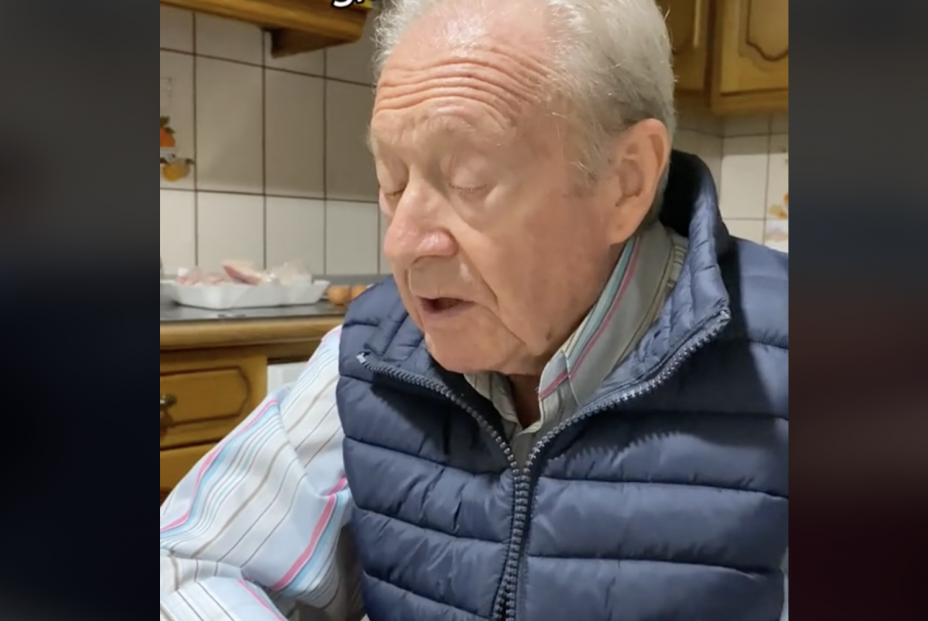Un joven le pide una palabra a su abuelo y se la tatúa para sorprenderlo