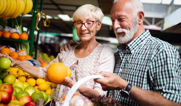 Talleres de nutrición y hábitos de vida saludable para los mayores de Granada. Foto: Bigstock