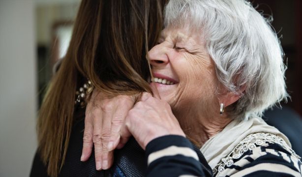 Un neuropsicólogo explica en TikTok por qué nos sentimos tan unidos a nuestra abuela materna  (Europa Press)