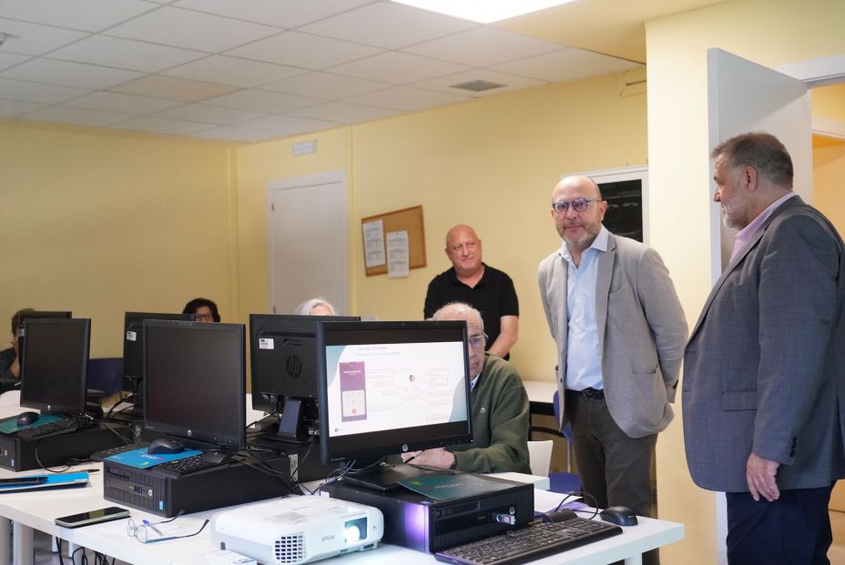 El Ayuntamiento de Madrid y SECOT forman a mayores en el uso del teléfono móvil