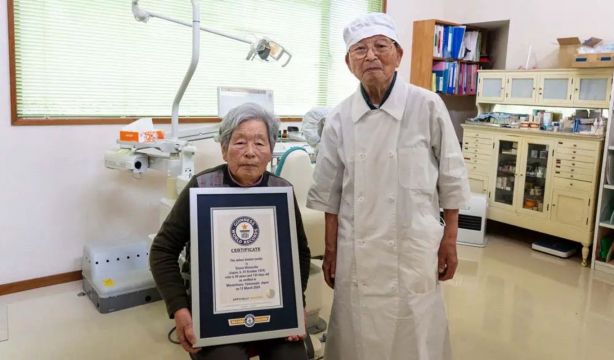 Tiene 99 años y sigue trabajando: así es el dentista más longevo del mundo