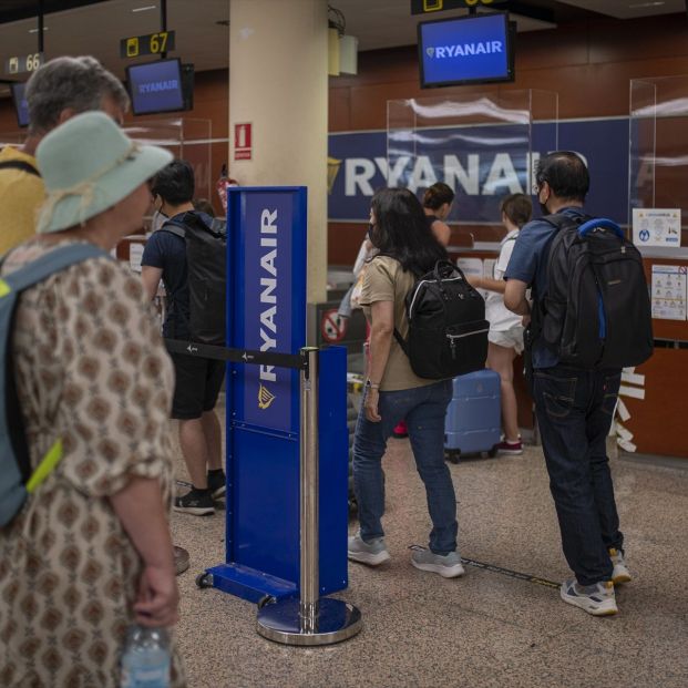 EuropaPress 4619825 varias personas esperan ser atentidas ventanilla ryanair aeropuerto josep
