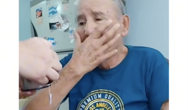 VÍDEO: Le regalan una taza mágica a su abuelo y su reacción conmueve en redes