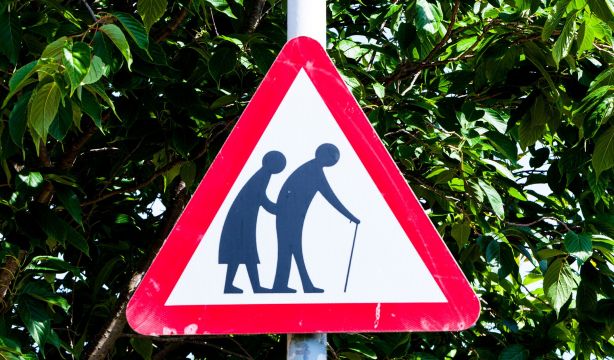 Microedadismos, la discriminación "sutil" que causa estragos en los mayores