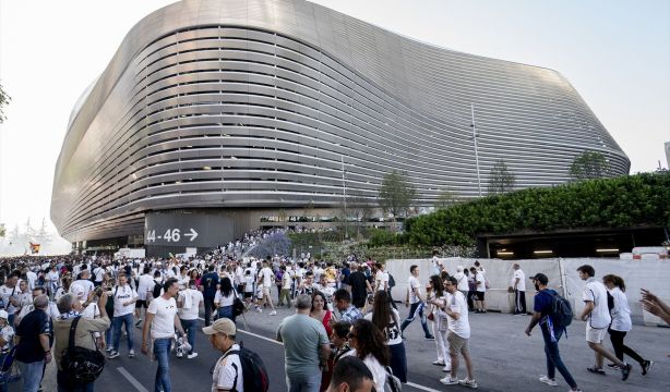 EuropaPress 6002821 decenas aficionados real madrid alrededores estadio santiago bernabeu junio