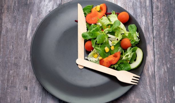 ¿El ayuno intermitente afecta la capacidad de pensamiento en adultos?