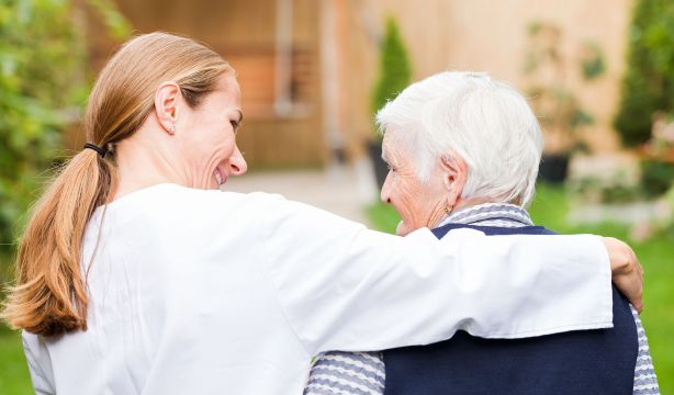 La PMP crea unos premios para reconocer el trabajo en favor de las personas mayores (Bigstock)