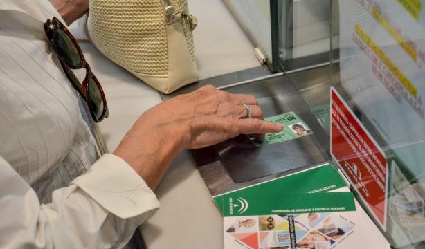 Nuevos servicios y descuentos para los usuarios de la Tarjeta Andalucía Junta 65