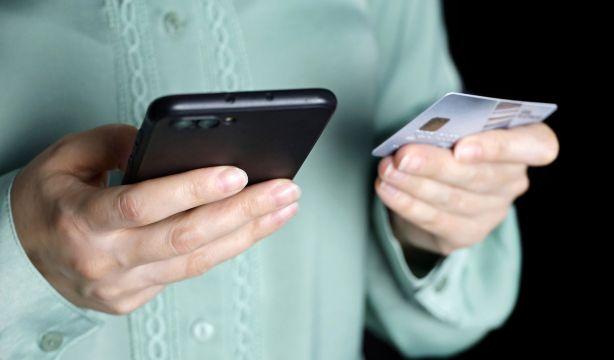 Si te llega este supuesto SMS del banco, no lo abras: es una nueva estafa