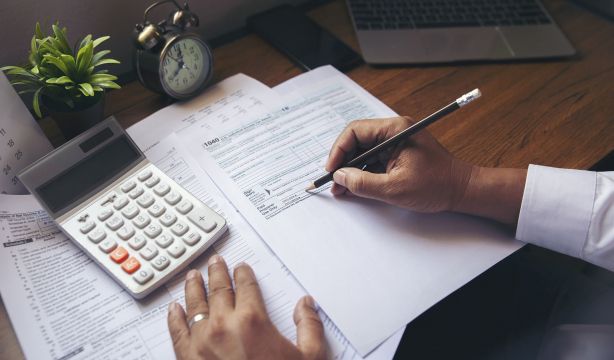 ¿Cuánto tiempo tengo para pagar el Impuesto de Sucesiones después de recibir una herencia? (Bigstock)