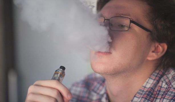 Nofumadores exige la prohibición total de los vapeadores desechables en España