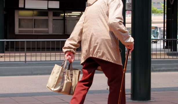 Las personas con deterioro cognitivo tienen mayor riesgo de sufrir una caída (Bigstock)