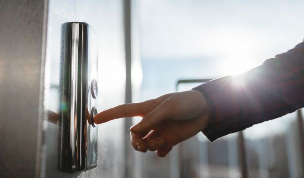 ¿Cuánto es lo máximo que debe pagar cada propietario por el cambio de ascensores?