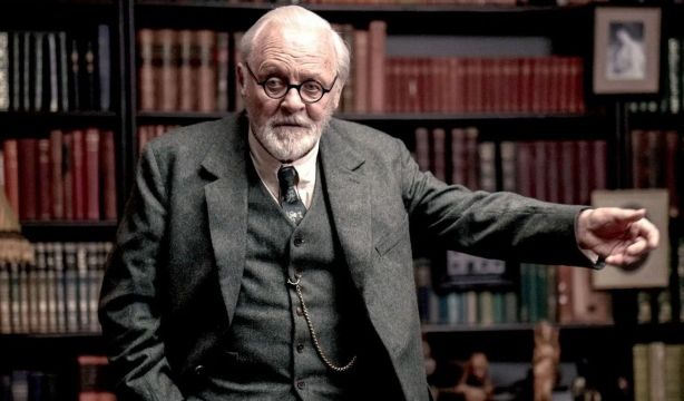 Anthony Hopkins se mete en la piel de Freud en su 'Última sesión'