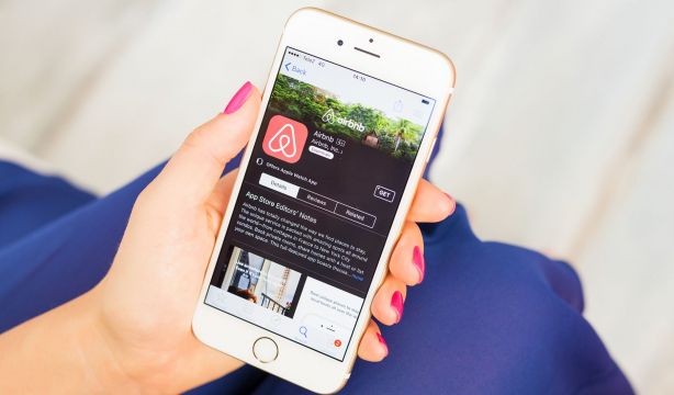 No está permitido pedir copia del DNI o pasaporte al hospedarse en un alojamiento, según la AEPD