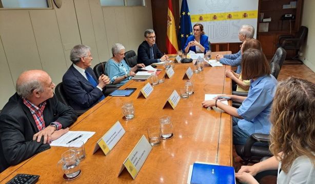 Mónica García aborda con la Plataforma de Mayores y Pensionistas un plan de prevención de caídas