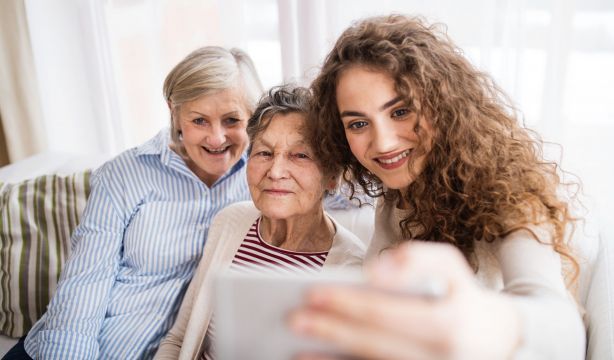 Diccionario para entender a tus nietos: ¿qué significa 'coquette' o estar de 'chill'?