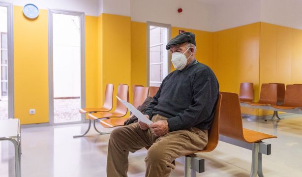 Se confirma la nueva ola de Covid en España: los contagios suben un 30% en una semana