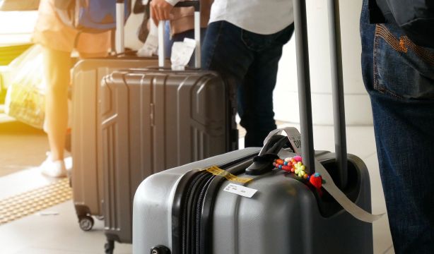 Por qué no debes atar un lazo a tu maleta al viajar en avión. bigstock
