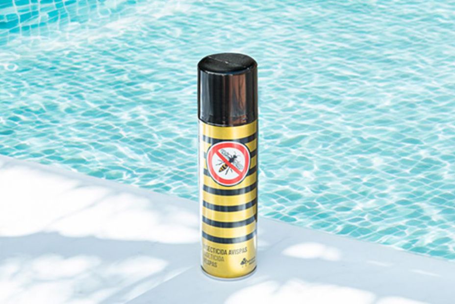 La citronela es una planta conocida por su aroma cítrico, cuyo aceite esencial se extrae y se utiliza como un eficaz repelente natural de insectos, especialmente mosquitos. Además, su fragancia se emplea en productos de cuidado personal y en la aromaterapia (Mercadona) La citronela es una planta conocida por su aroma cítrico, cuyo aceite esencial se extrae y se utiliza como un eficaz repelente natural de insectos, especialmente mosquitos. Además, su fragancia se emplea en productos de cuidado personal y en la aromaterapia (Mercadona)