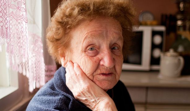 La brecha en pensiones acogota a las mujeres: cobran 7 de cada 10 pagas asistenciales, de 520 €