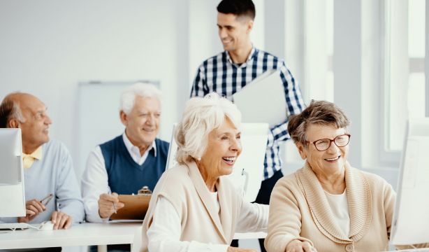 El Centro Botín presenta su primer curso dirigido a las personas mayores para este verano (Bigstock)