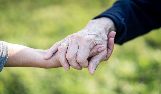 CONFEMAC y la Policía Nacional se unen en una campaña de prevención contra el maltrato en mayores (Bigstock)