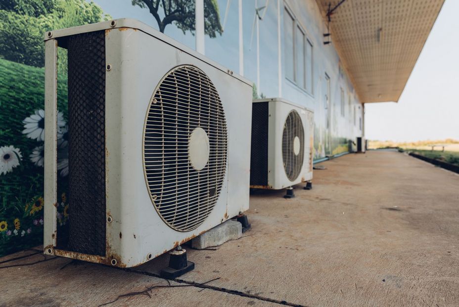 Esto dice la ley sobre poner el aire acondicionado en la fachada del edificio