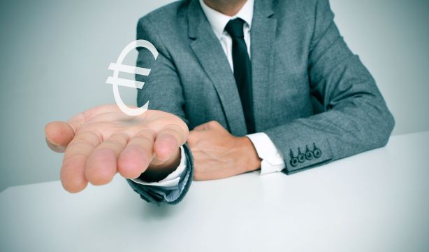 ¿Son legales las comisiones de los bancos por recibir herencias?