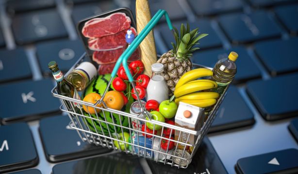 ¿En qué supermercados te llevan la compra a casa y cuánto cuesta?