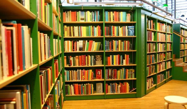 En qué consiste la Telebiblioteca de la Comunidad de Madrid para mayores de 70 años (Bigstock)