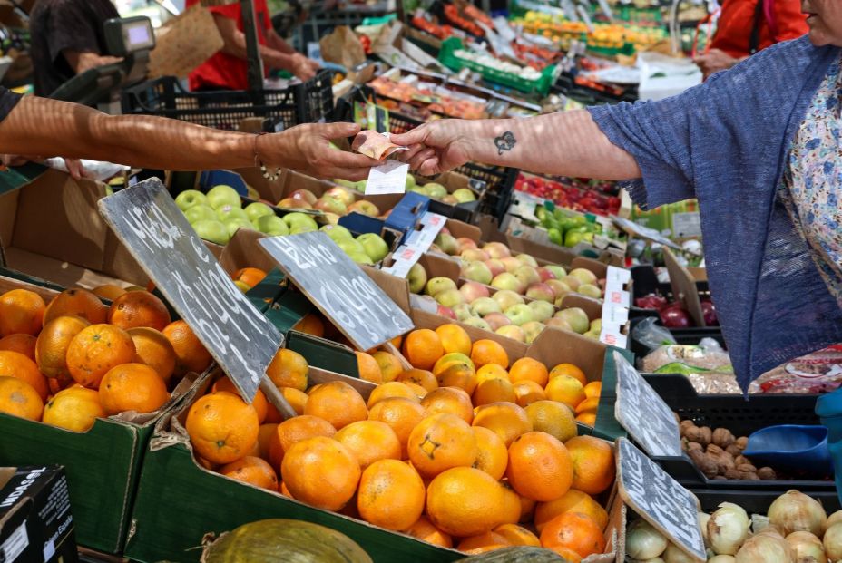 Llenar la nevera, una proeza para millones de familias: aceite, frutas y pescado, prohibitivos Llenar la nevera, una proeza para millones de familias: aceite, frutas y pescado, prohibitivos