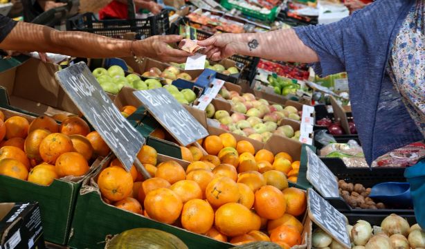 Llenar la nevera, una proeza para millones de familias: aceite, frutas y pescado, prohibitivos