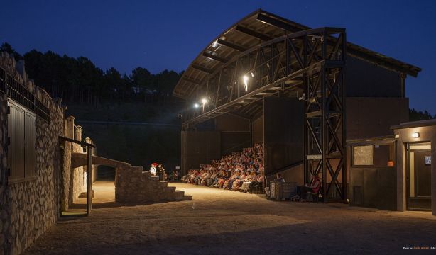 La antigua mina en la sierra de Madrid que revive cada verano gracias al teatro y la música