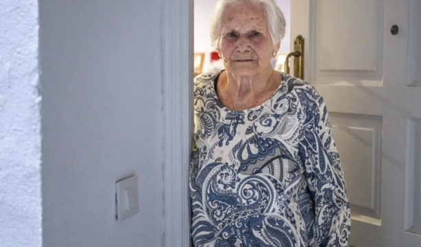 El Cádiz C.F. evita el desahucio de una mujer de 88 años