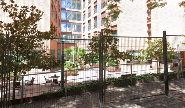 Un cartel colgado en una residencia causa indignación en las redes: "No son animales encerrados"