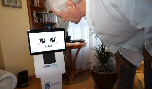 Así es TEMI, el robot de asistencia a personas mayores que recuerda la medicación y da conversación (Ayuntamiento de Fuenlabrada)