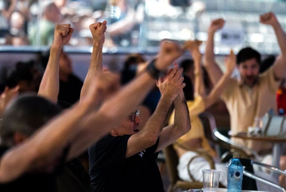 EuropaPress 6034344 varias personas celebran gol viendo pantalla grande partido eurocopa espana EuropaPress 6034344 varias personas celebran gol viendo pantalla grande partido eurocopa espana