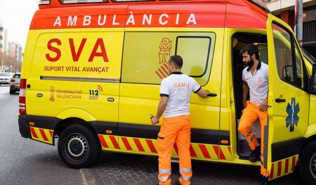 Muere un joven aplastado por su coche al fallar el gato que lo sostenía