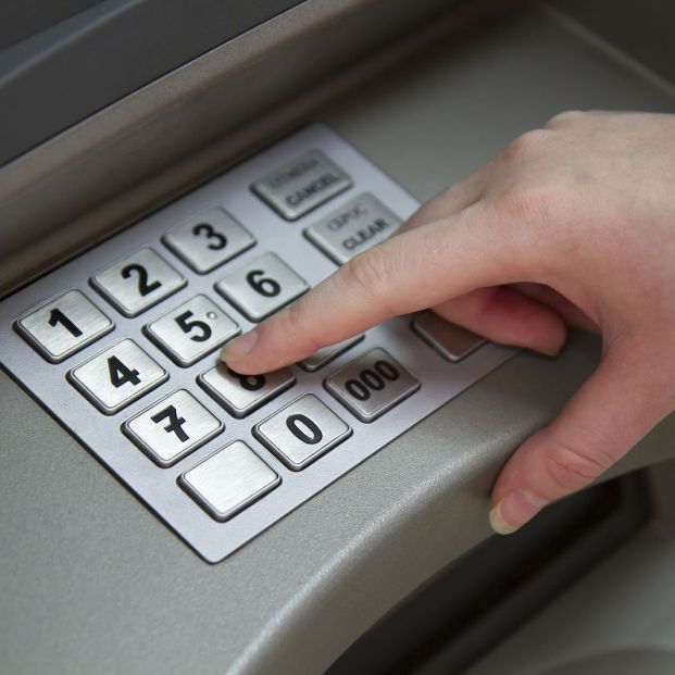 Cuidado: de esta forma están robando a los mayores en los cajeros automáticos