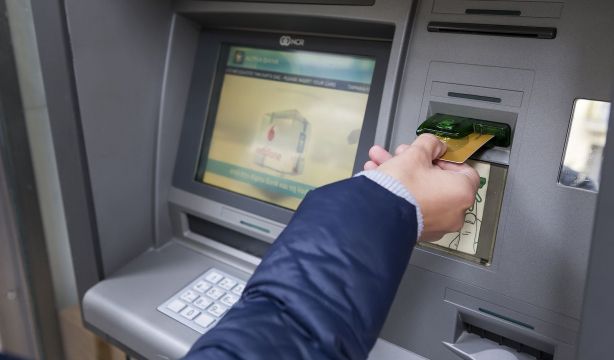 Cuidado: de esta forma están robando a los mayores en los cajeros automáticos