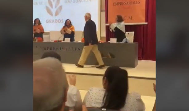 VÍDEO: Se gradúa en la universidad a los 91 años y se lleva una enorme ovación de sus compañeros