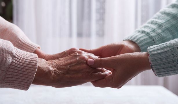 CEOMA ve “luces y sombras” en la nueva estrategia de cuidados aprobada por el Gobierno