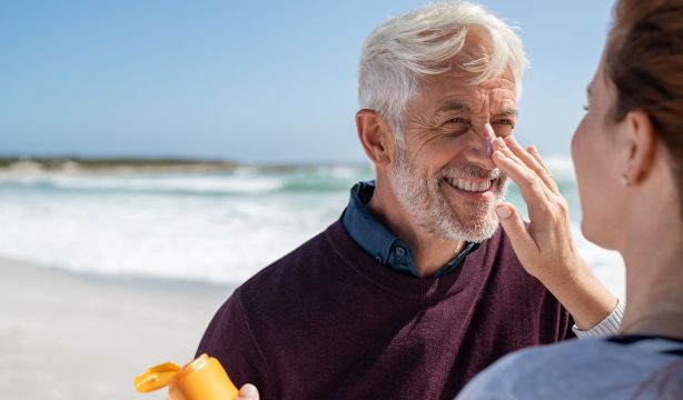 Sanidad pide retirar lotes de seis conocidas marcas de cremas solares
