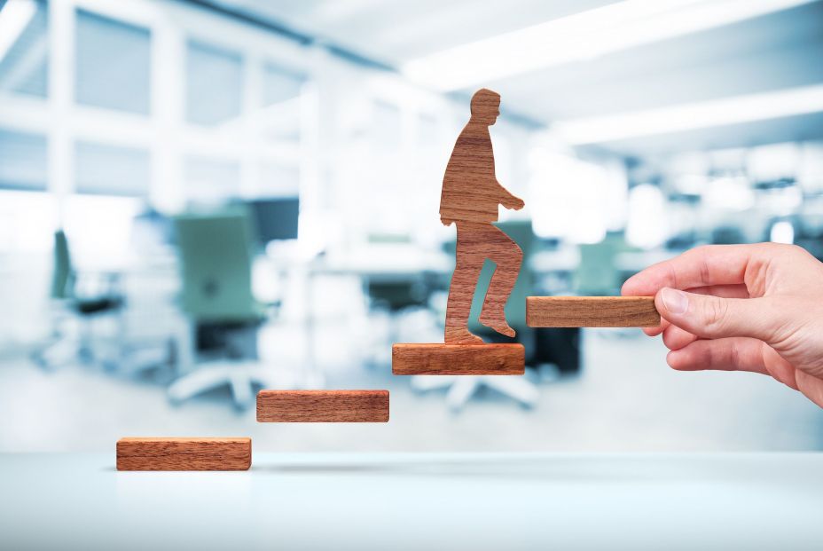 Los salarios suben con la edad hasta cumplir los 60 años y luego caen