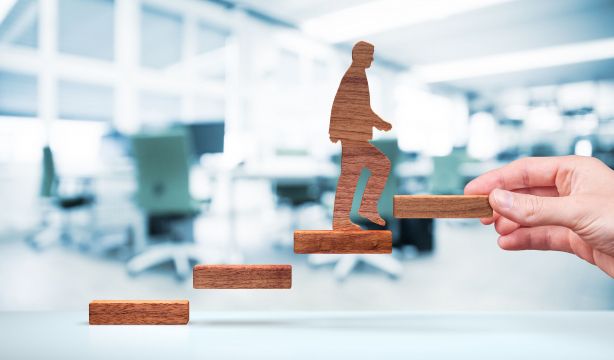 Los salarios suben con la edad hasta cumplir los 60 años y luego caen