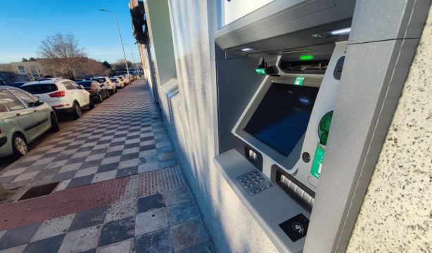 ¿Me pueden cobrar comisión por retirar dinero en efectivo en el extranjero? (Europa Press)